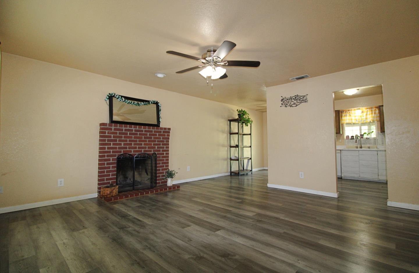 Detail Gallery Image 6 of 50 For 2401 Pyrenees Ave, Stockton,  CA 95210 - 3 Beds | 2 Baths