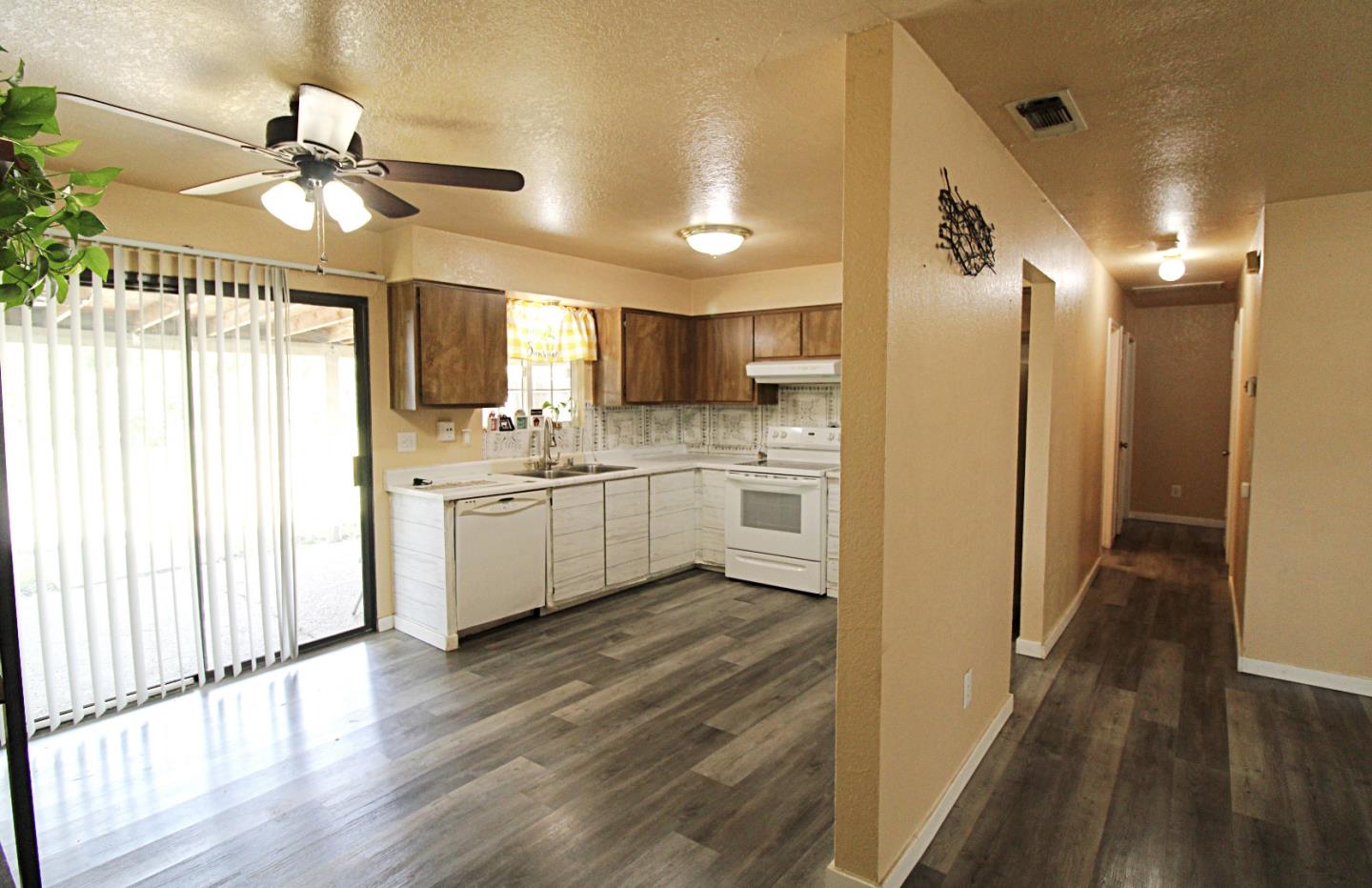 Detail Gallery Image 7 of 50 For 2401 Pyrenees Ave, Stockton,  CA 95210 - 3 Beds | 2 Baths