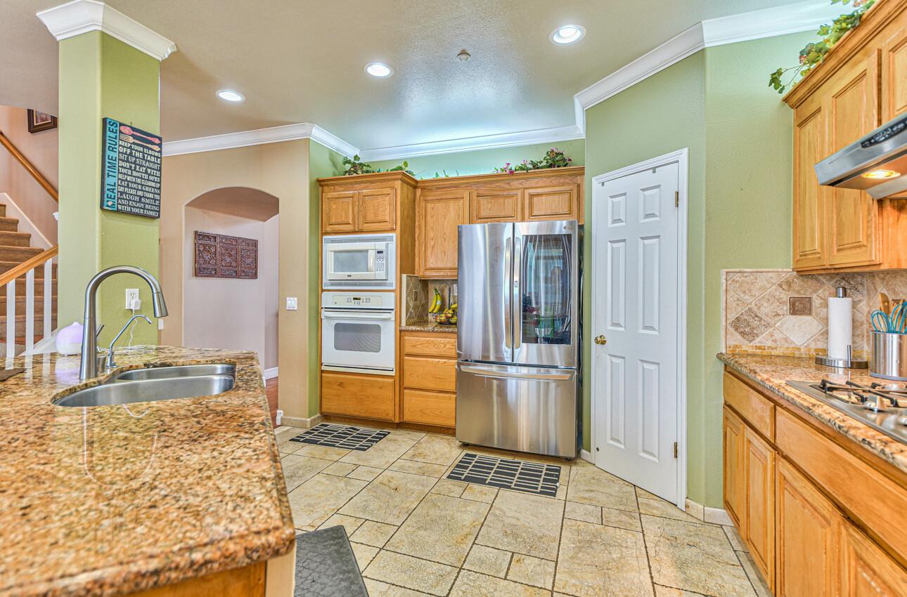 Detail Gallery Image 10 of 40 For 550 Wimbledon Ave, Salinas,  CA 93906 - 5 Beds | 3 Baths