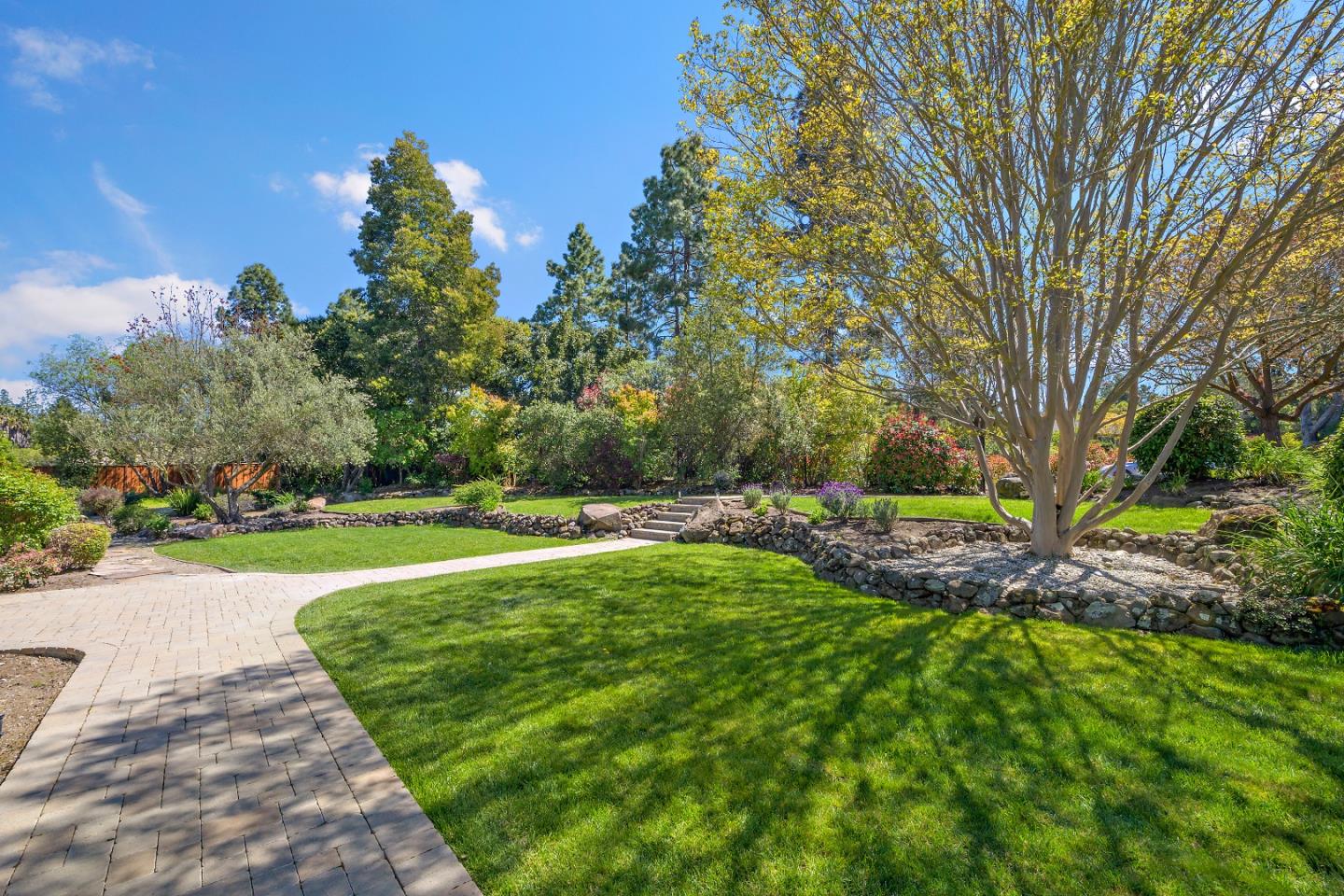 Detail Gallery Image 3 of 49 For 26485 St Francis Rd, Los Altos Hills,  CA 94022 - 5 Beds | 4/1 Baths