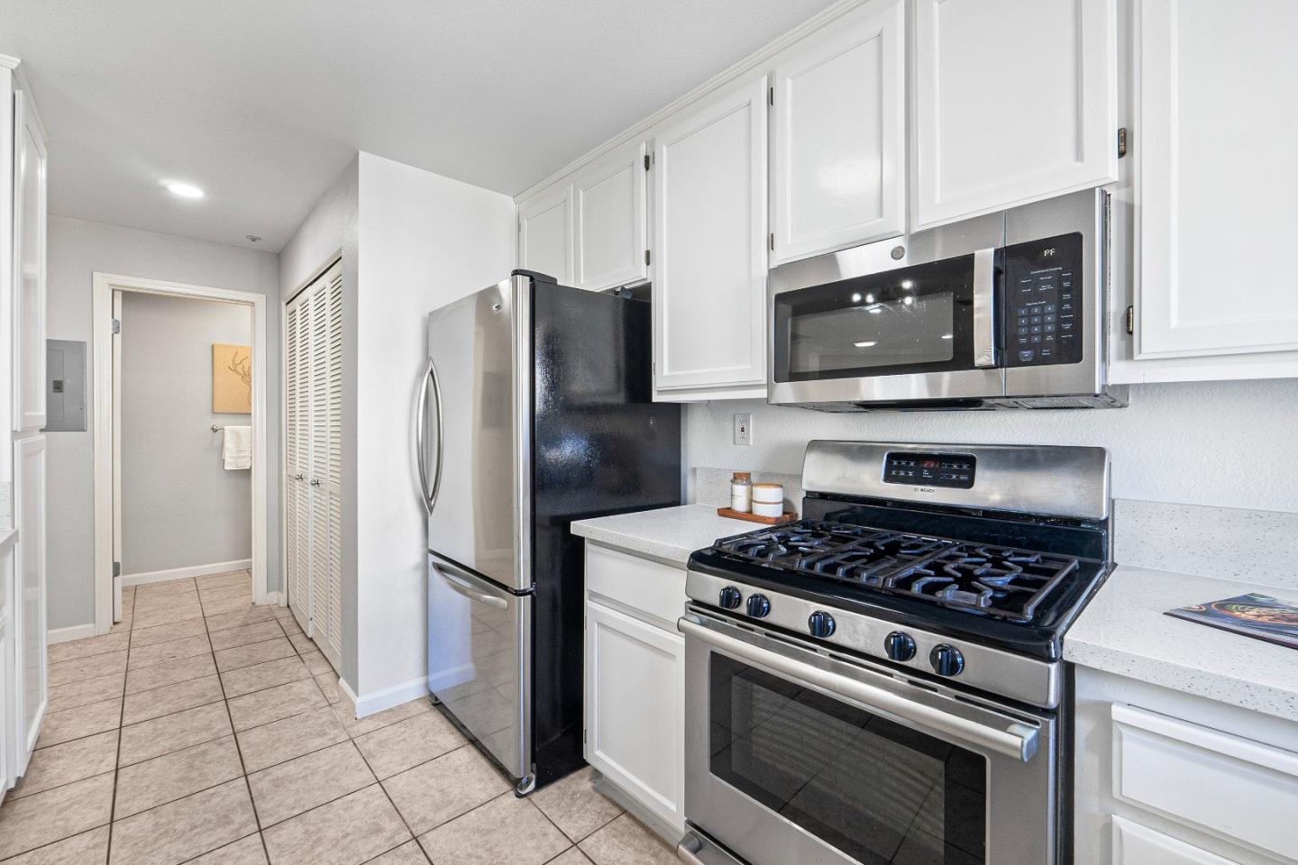 Detail Gallery Image 11 of 45 For 701 Baltic Cir #711,  Redwood City,  CA 94065 - 2 Beds | 2/1 Baths