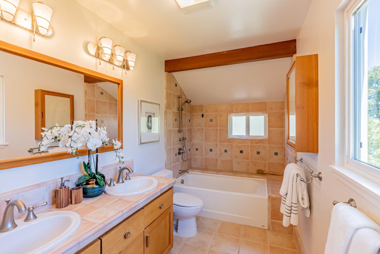Detail Gallery Image 31 of 40 For 1721 Parkhills Ave, Los Altos,  CA 94024 - 5 Beds | 3/1 Baths