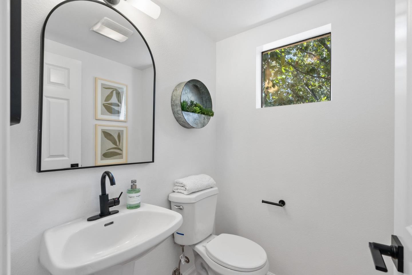 Detail Gallery Image 28 of 46 For 421 Kent Dr, Mountain View,  CA 94043 - 3 Beds | 2/1 Baths