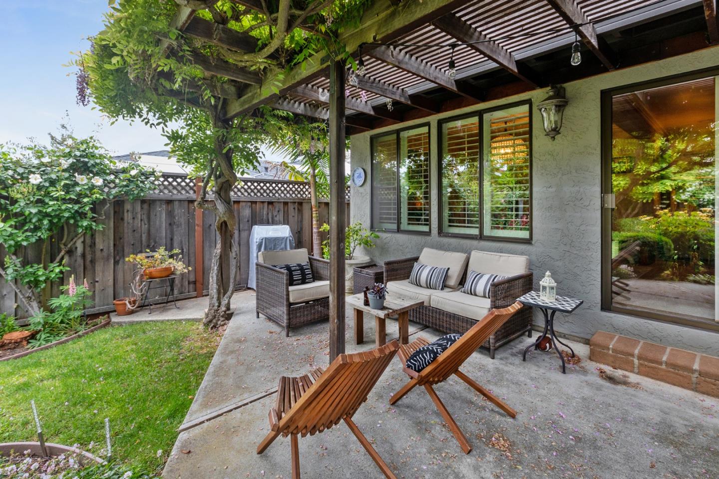 Detail Gallery Image 31 of 36 For 1556 Valota Rd, Redwood City,  CA 94061 - 3 Beds | 2/1 Baths