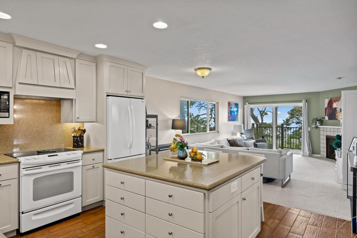 Detail Gallery Image 2 of 15 For 250 Forest Ridge Rd #2,  Monterey,  CA 93940 - 2 Beds | 1 Baths