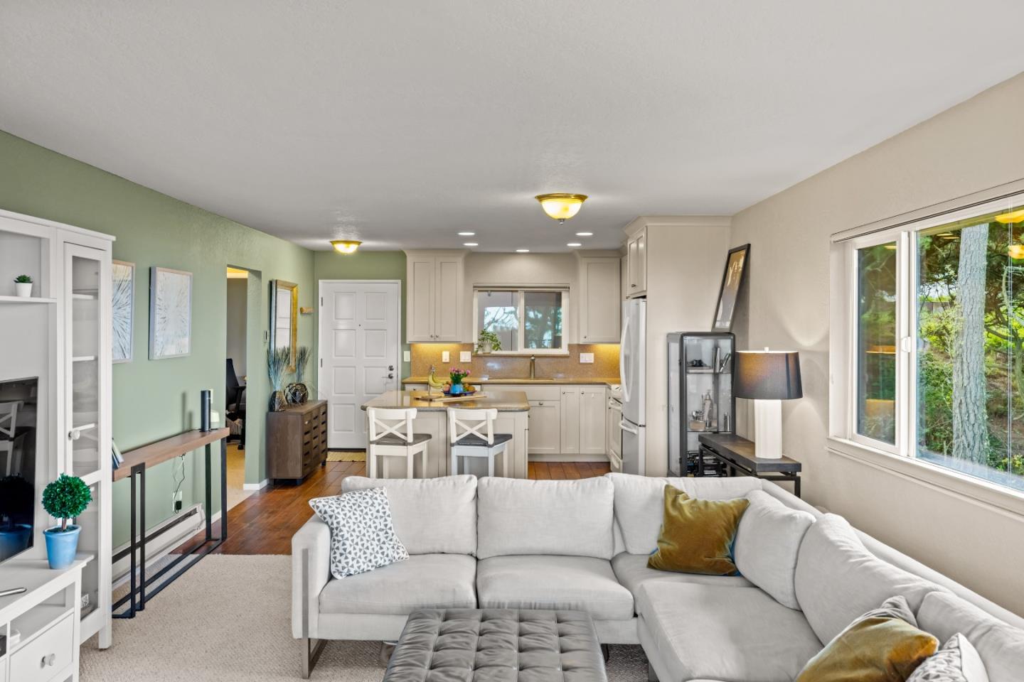 Detail Gallery Image 5 of 15 For 250 Forest Ridge Rd #2,  Monterey,  CA 93940 - 2 Beds | 1 Baths
