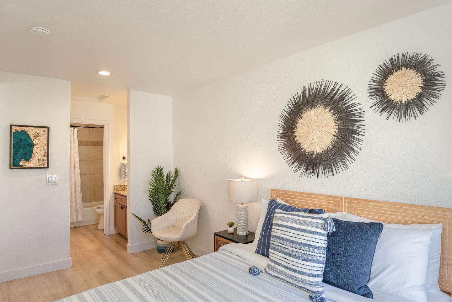 Detail Gallery Image 12 of 27 For 300 Glenwood Cir #308,  Monterey,  CA 93940 - 1 Beds | 1 Baths