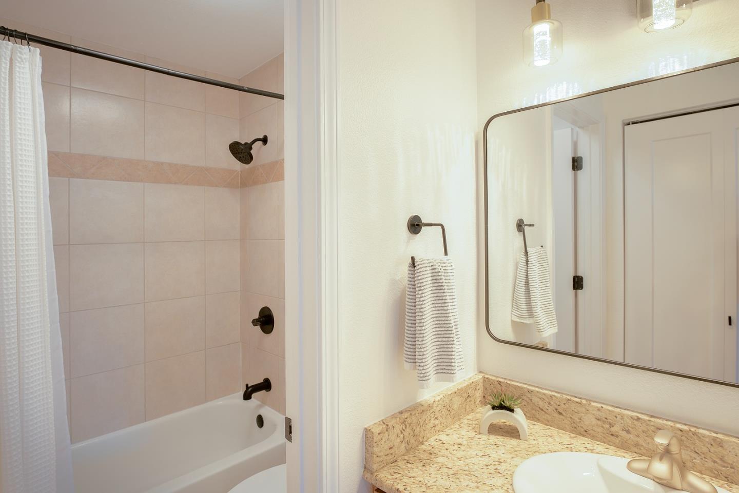 Detail Gallery Image 15 of 27 For 300 Glenwood Cir #308,  Monterey,  CA 93940 - 1 Beds | 1 Baths
