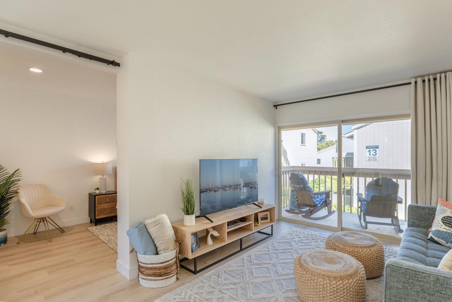 Detail Gallery Image 3 of 27 For 300 Glenwood Cir #308,  Monterey,  CA 93940 - 1 Beds | 1 Baths