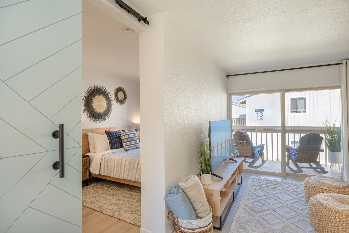 Detail Gallery Image 9 of 27 For 300 Glenwood Cir #308,  Monterey,  CA 93940 - 1 Beds | 1 Baths