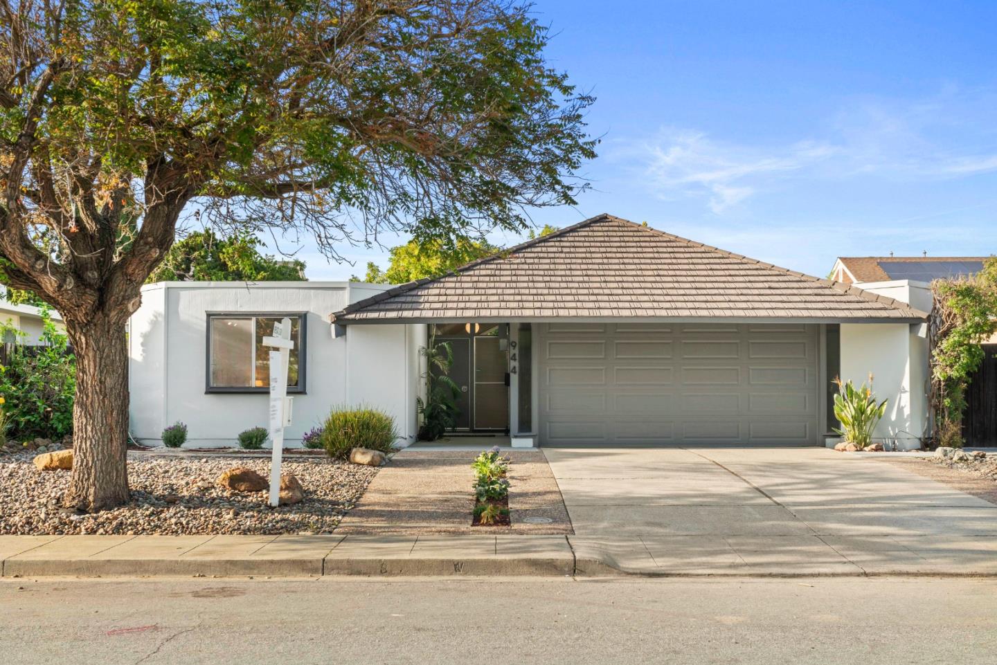 Photo of 944 Trophy Dr in Mountain View, CA