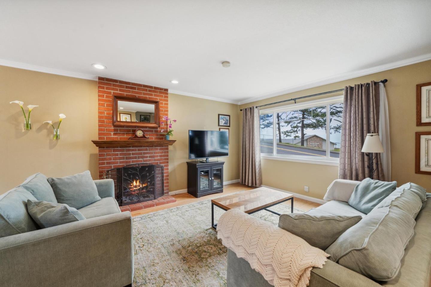 Detail Gallery Image 4 of 28 For 383 Inverness Dr, Pacifica,  CA 94044 - 3 Beds | 2/1 Baths