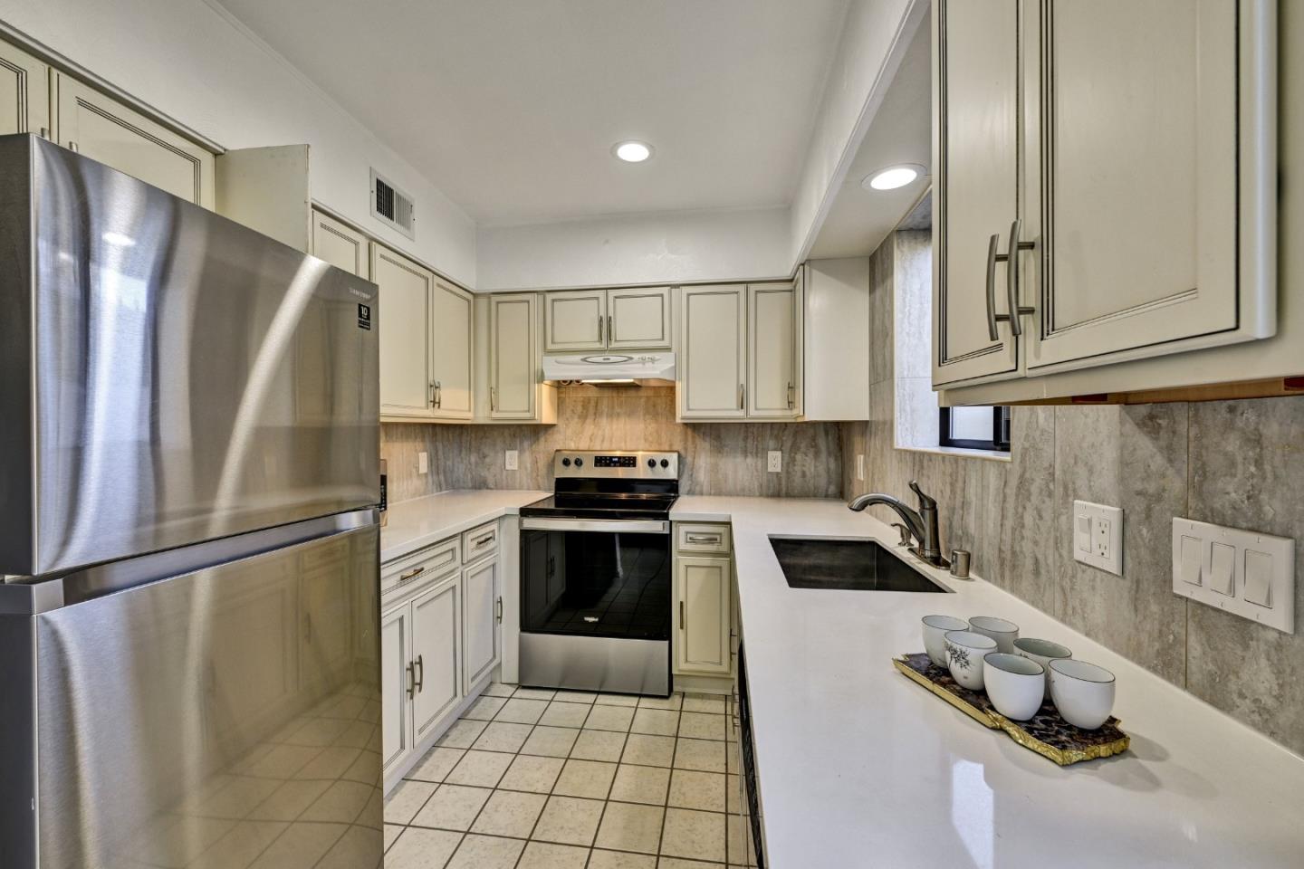 Detail Gallery Image 15 of 36 For 60 Markham Ave, Redwood City,  CA 94063 - 2 Beds | 2 Baths
