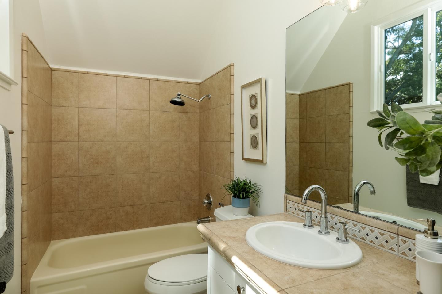 Detail Gallery Image 20 of 31 For 45 Woods Ln, Los Altos,  CA 94024 - 3 Beds | 2/1 Baths