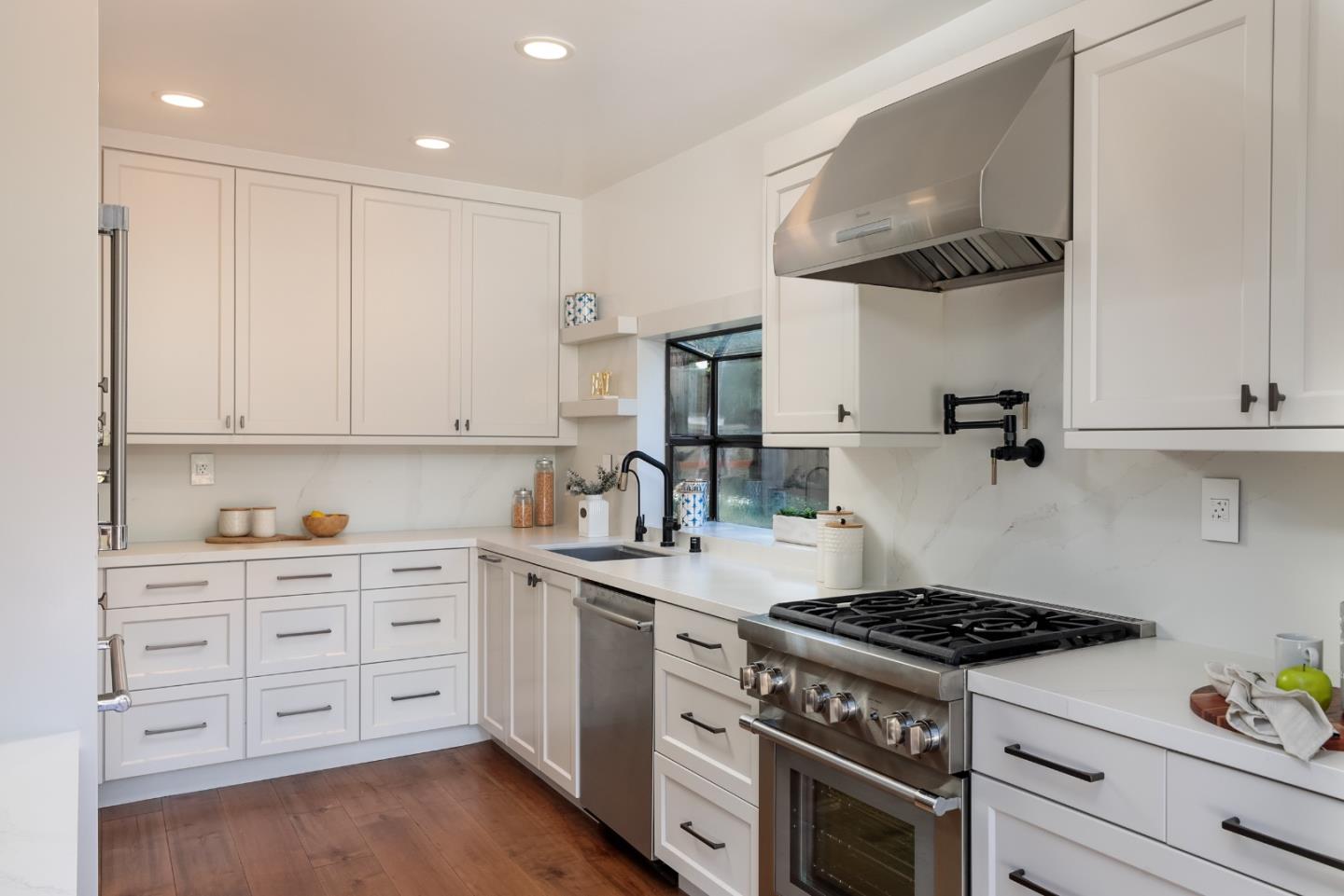 Detail Gallery Image 8 of 31 For 45 Woods Ln, Los Altos,  CA 94024 - 3 Beds | 2/1 Baths