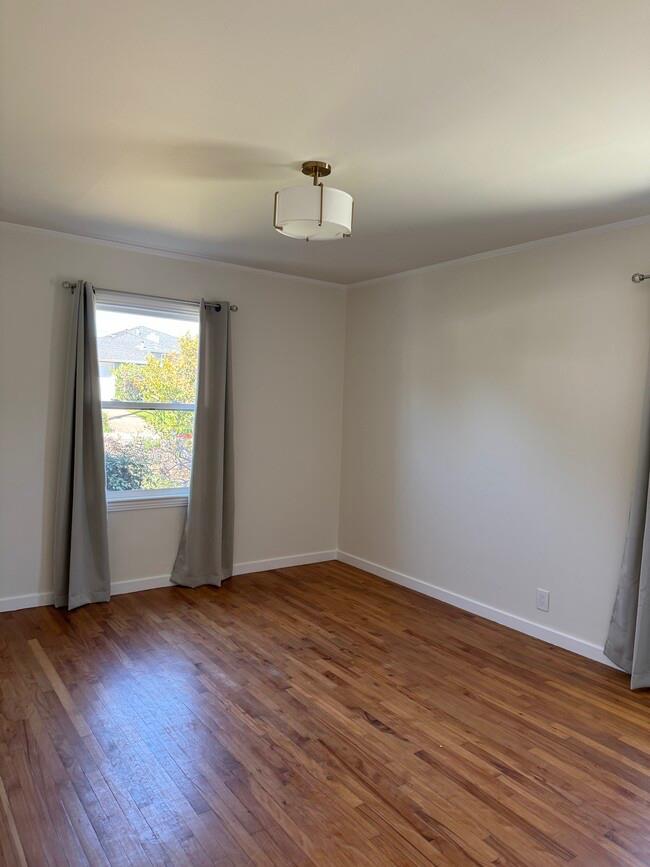 Detail Gallery Image 9 of 15 For 535 Bayview Ave, Millbrae,  CA 94030 - 3 Beds | 1 Baths