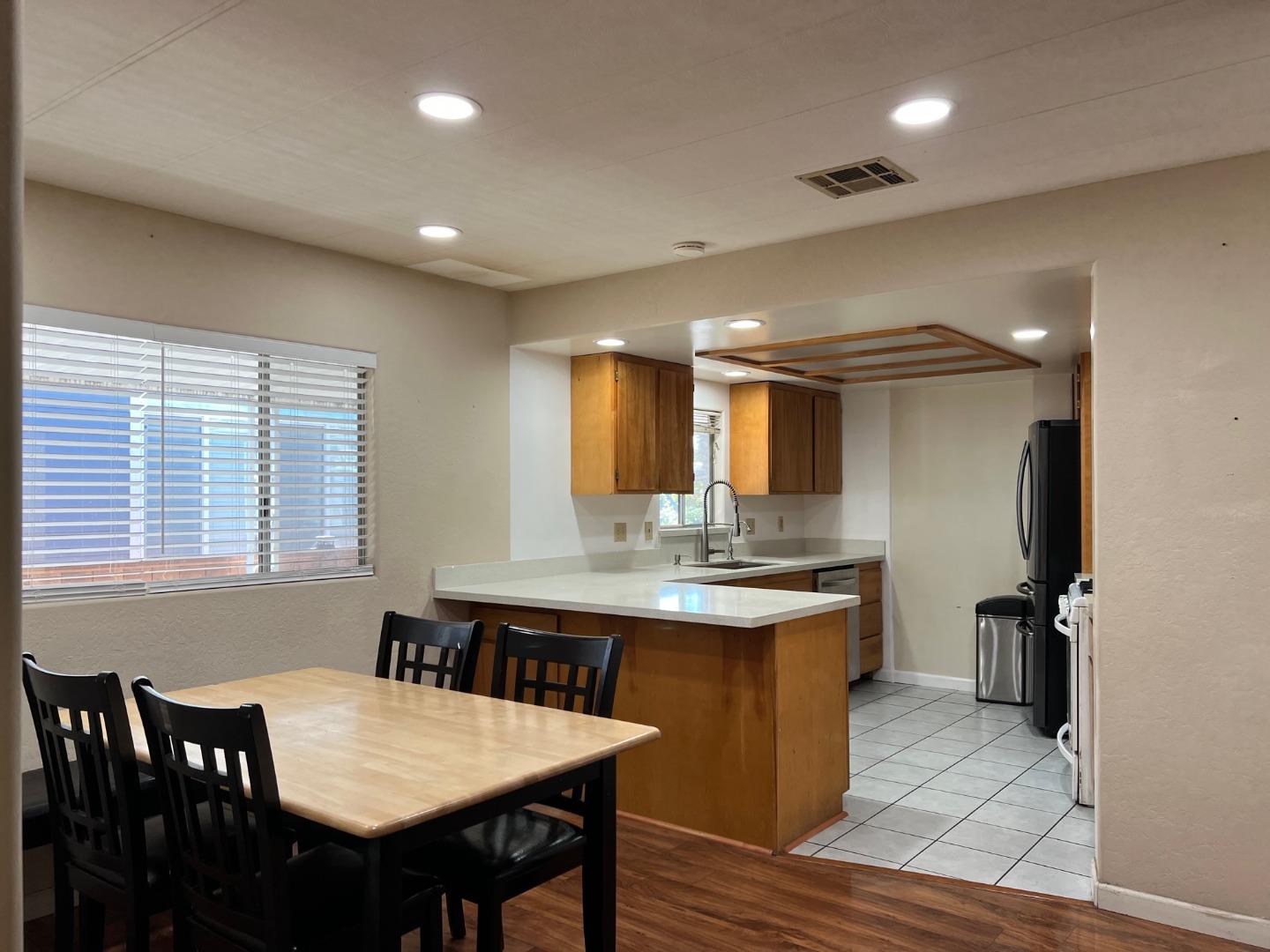 Detail Gallery Image 4 of 9 For 3637 Snell Ave #208,  San Jose,  CA 95136 - 2 Beds | 2 Baths