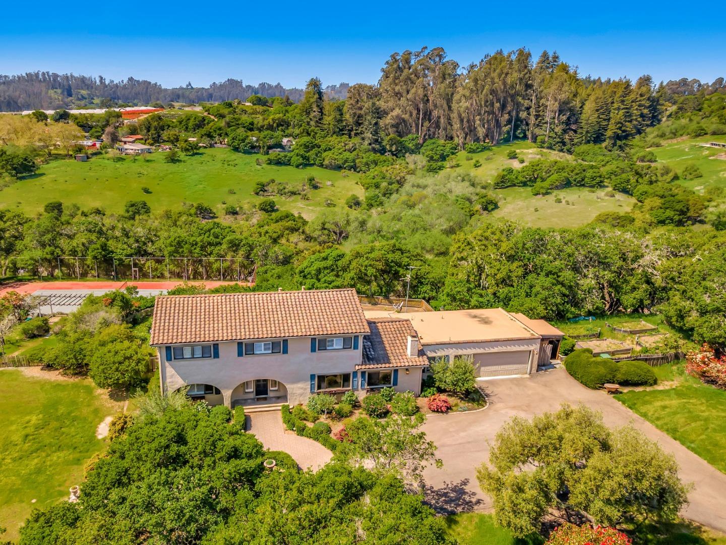 Photo of 555 Calabasas Rd in Watsonville, CA