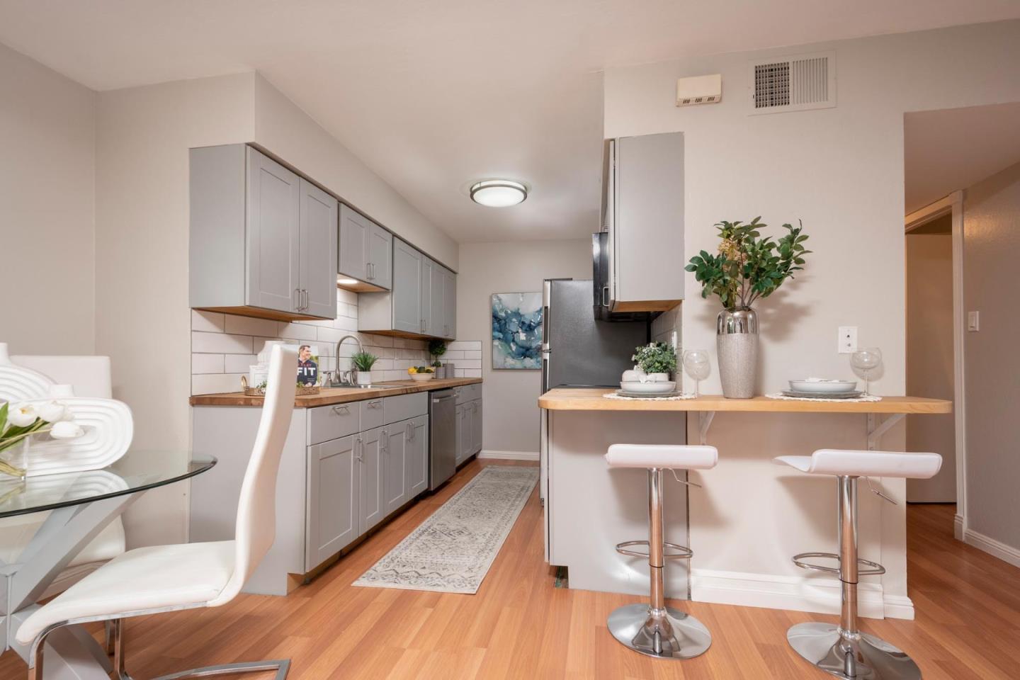 Detail Gallery Image 8 of 26 For 3121 Los Prados St #2,  San Mateo,  CA 94403 - 1 Beds | 1 Baths