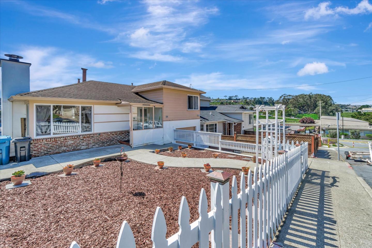 Detail Gallery Image 1 of 39 For 204 Garden Ln, Daly City,  CA 94015 - 2 Beds | 1 Baths