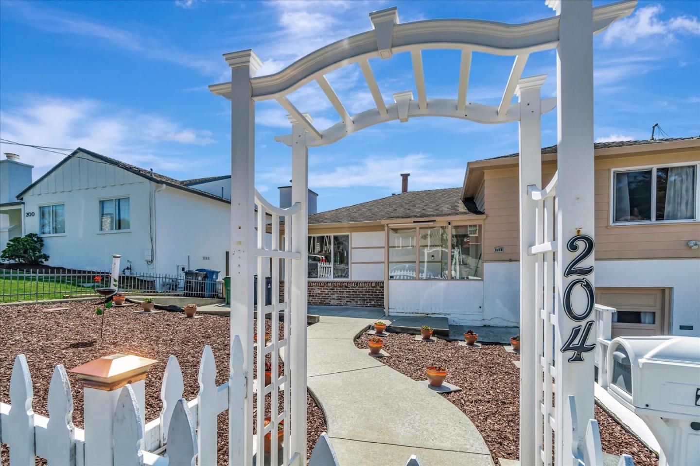 Detail Gallery Image 3 of 39 For 204 Garden Ln, Daly City,  CA 94015 - 2 Beds | 1 Baths