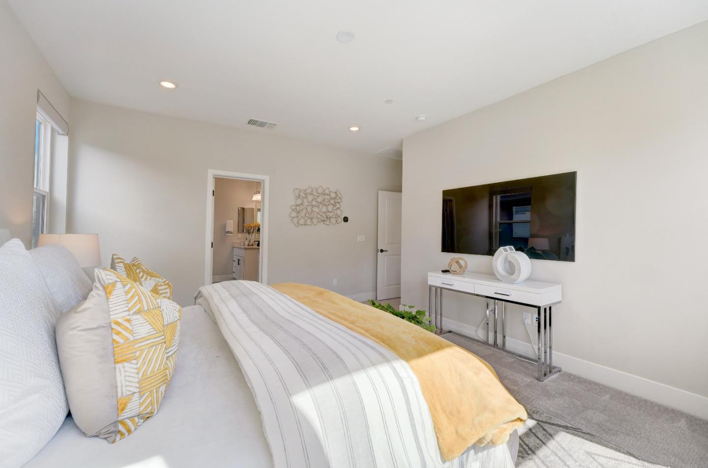 Detail Gallery Image 22 of 41 For 452 Waters Park Cir, San Mateo,  CA 94403 - 4 Beds | 2/1 Baths