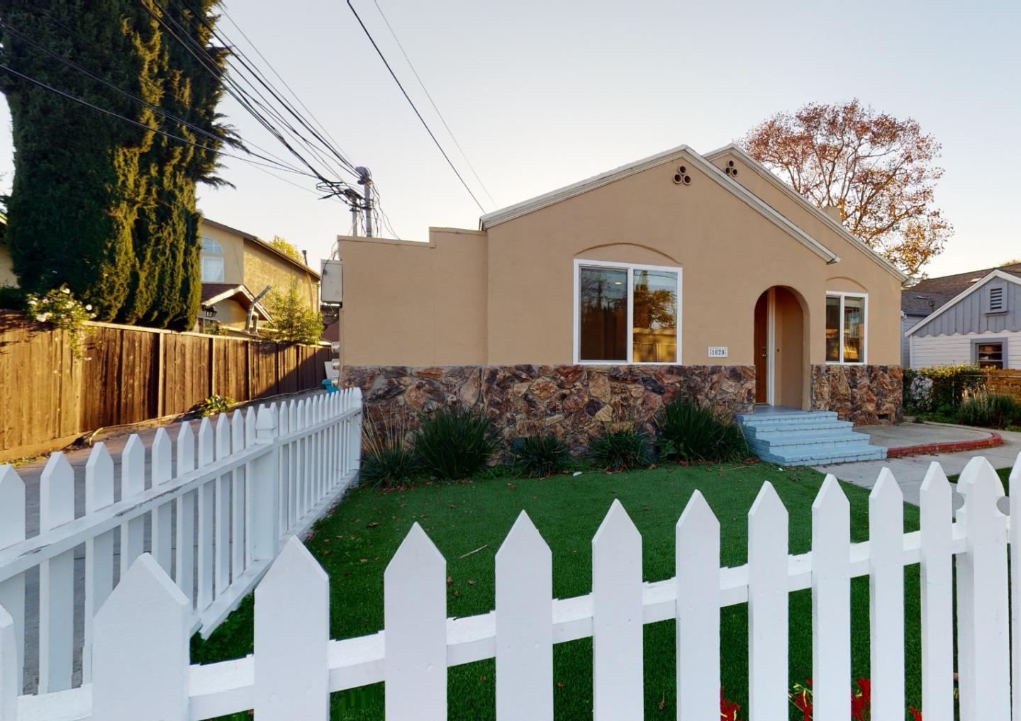 Detail Gallery Image 1 of 1 For 1020 Cleveland St #HOUSE,  Redwood City,  CA 94061 - 2 Beds | 2 Baths