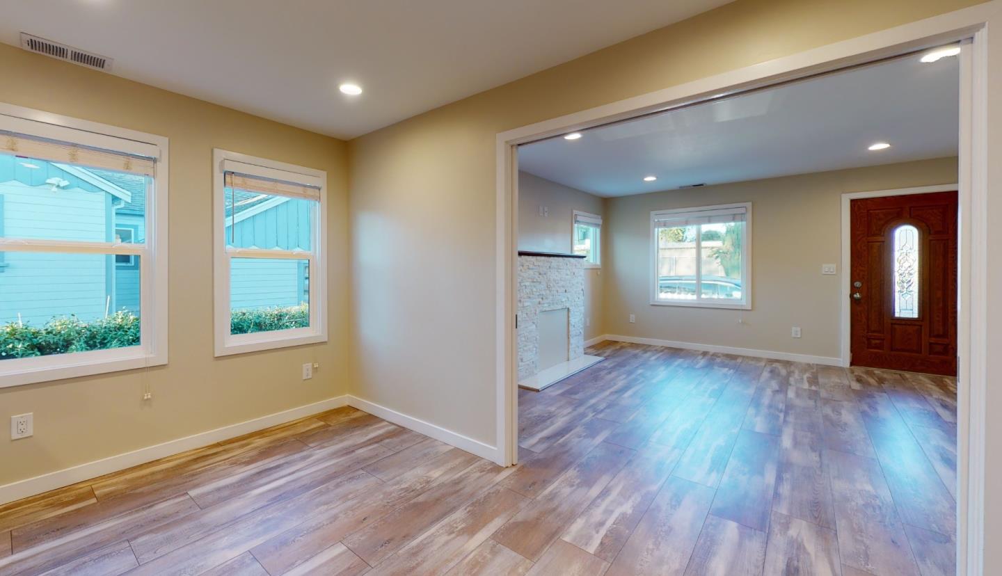 Detail Gallery Image 5 of 38 For 1020 Cleveland St #HOUSE,  Redwood City,  CA 94061 - 2 Beds | 2 Baths