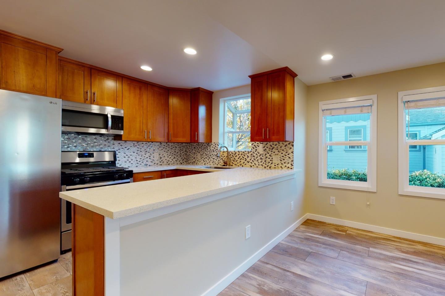 Detail Gallery Image 6 of 38 For 1020 Cleveland St #HOUSE,  Redwood City,  CA 94061 - 2 Beds | 2 Baths
