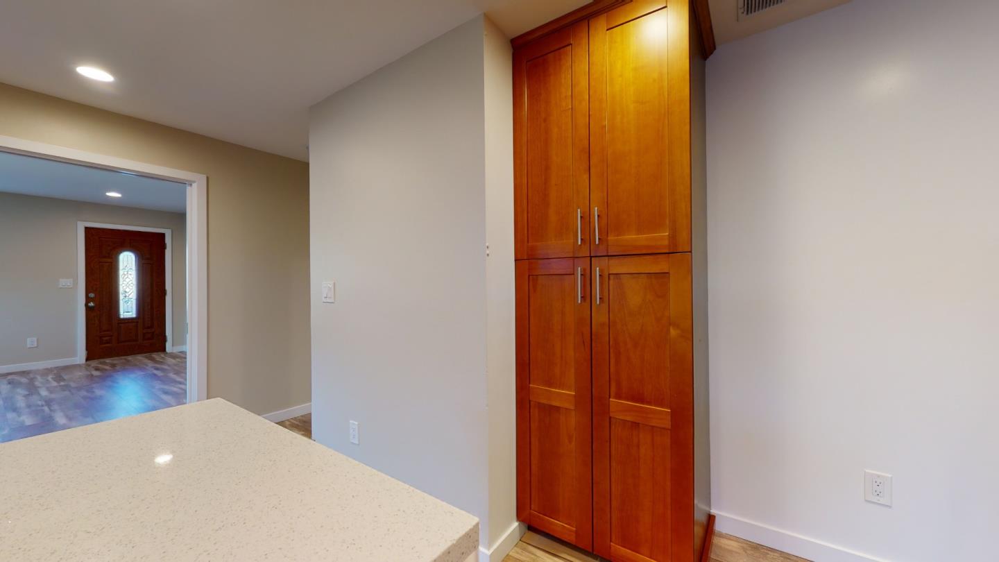 Detail Gallery Image 8 of 38 For 1020 Cleveland St #HOUSE,  Redwood City,  CA 94061 - 2 Beds | 2 Baths