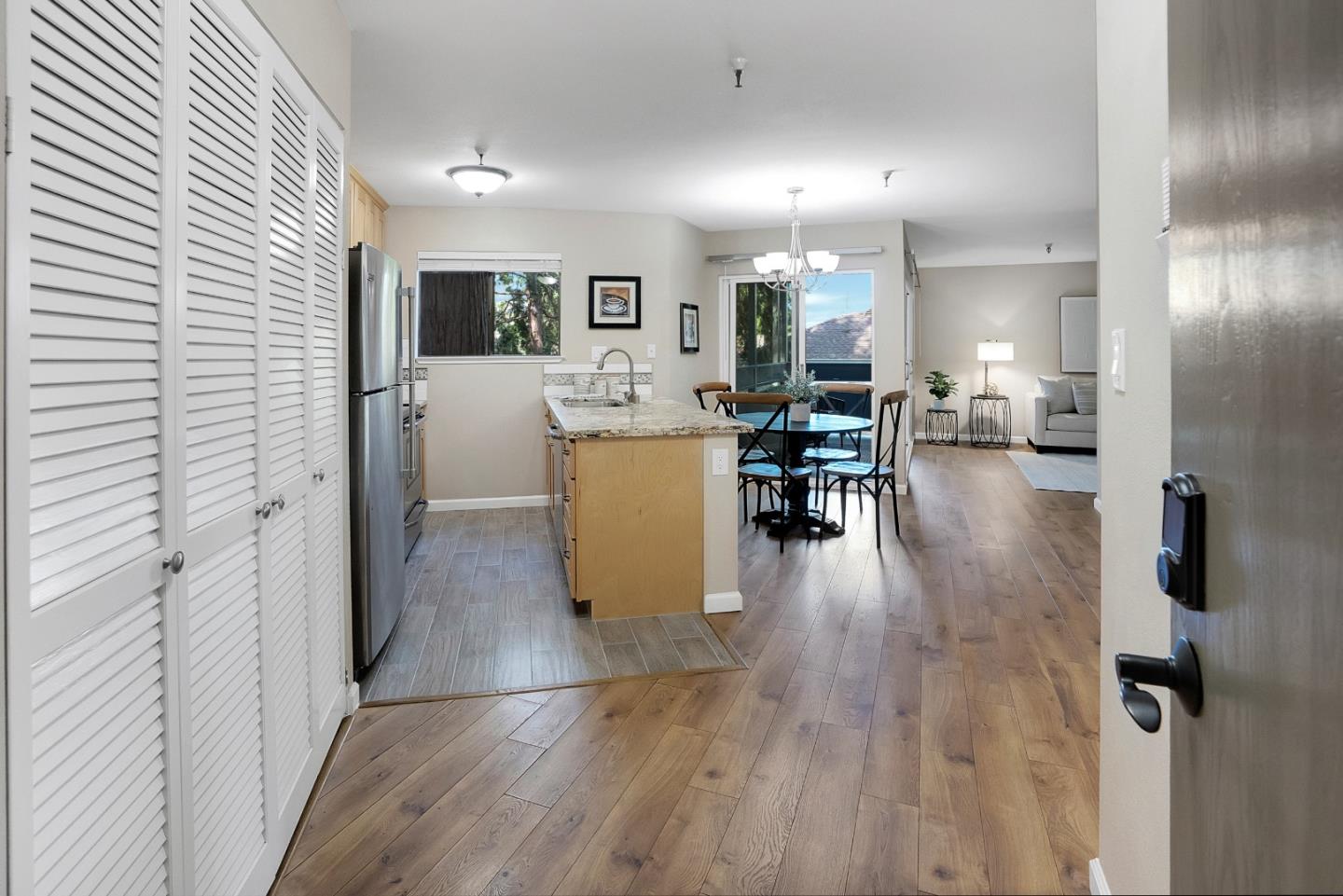 Detail Gallery Image 2 of 28 For 725 Mariposa Ave #105,  Mountain View,  CA 94041 - 1 Beds | 1 Baths