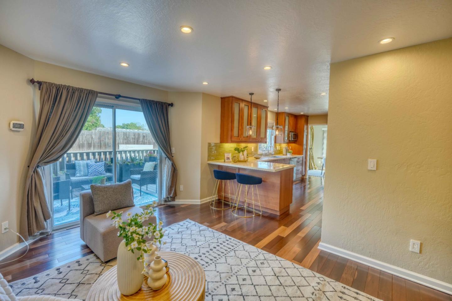 Detail Gallery Image 9 of 30 For 14 Robin Ct, East Palo Alto,  CA 94303 - 4 Beds | 2/1 Baths