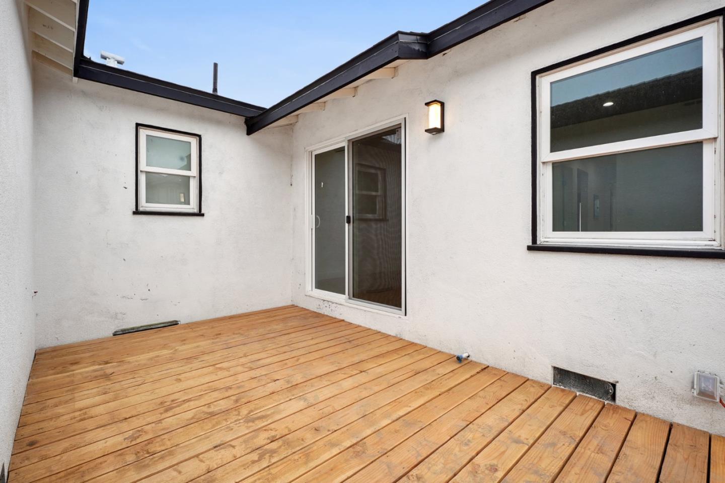 Detail Gallery Image 6 of 25 For 19433 Valerio St #1,  Reseda,  CA 91335 - 3 Beds | 2 Baths