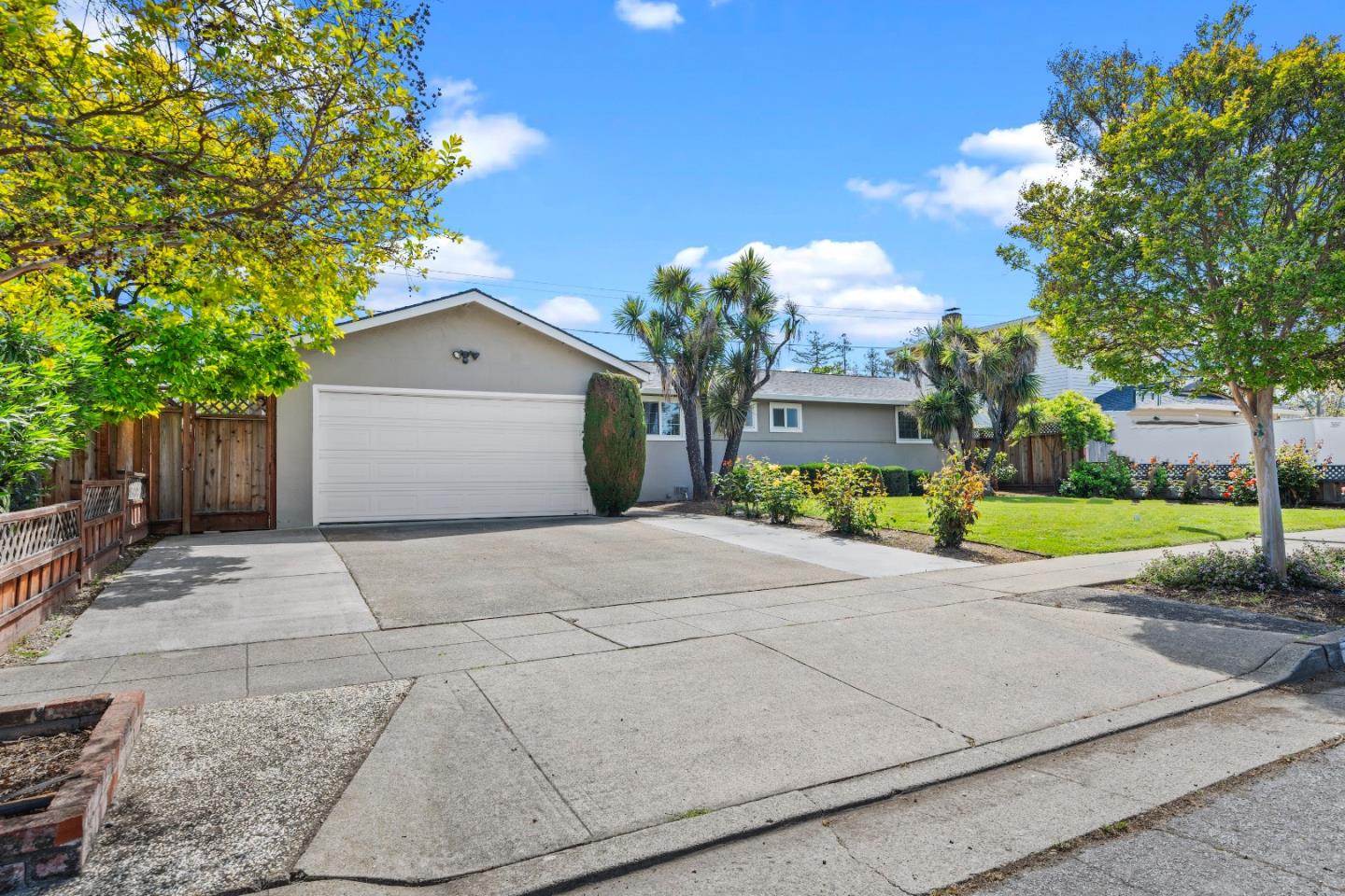 Detail Gallery Image 1 of 33 For 2292 Stratford Dr, San Jose,  CA 95124 - 4 Beds | 2 Baths