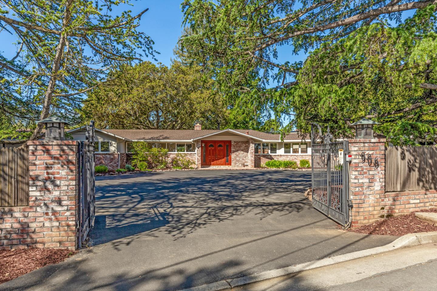 Detail Gallery Image 2 of 33 For 906 Lundy Ln, Los Altos,  CA 94024 - 4 Beds | 2/1 Baths