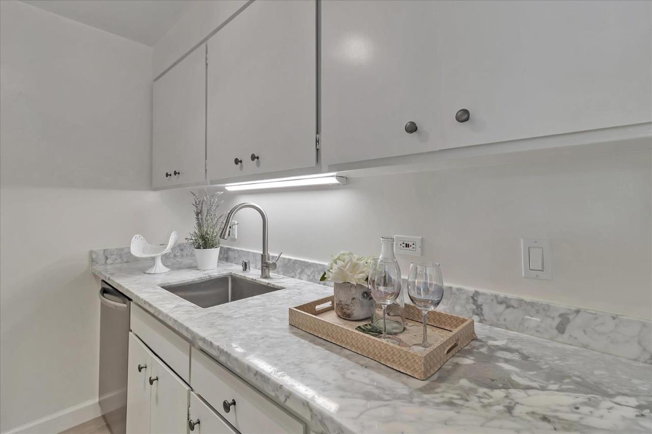 Detail Gallery Image 7 of 31 For 1515 Arc Way #209,  Burlingame,  CA 94010 - 1 Beds | 1 Baths
