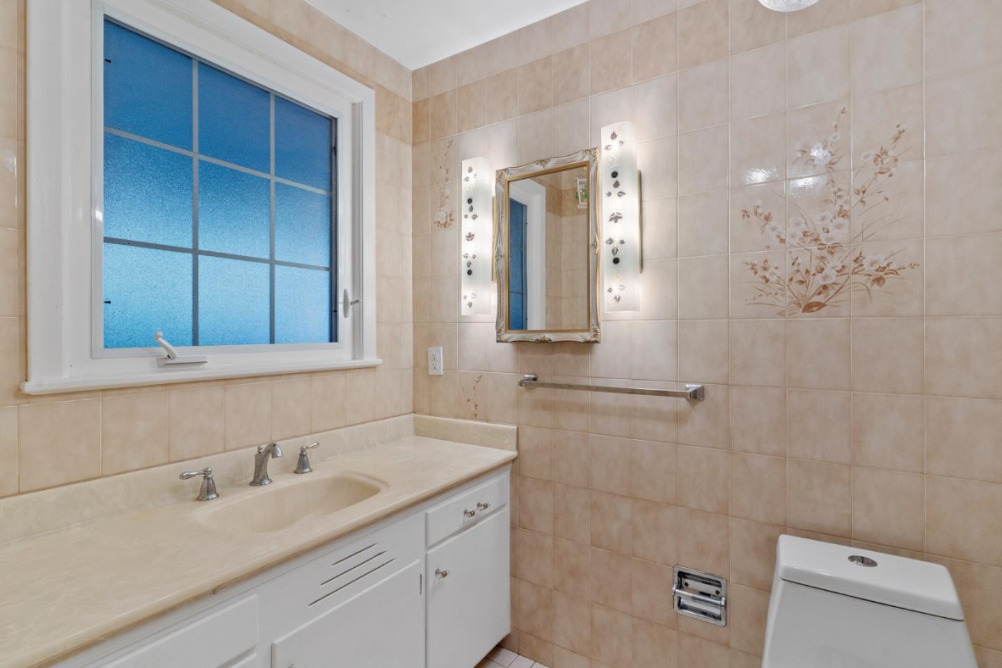 Detail Gallery Image 36 of 41 For 1556 Bernal Ave, Burlingame,  CA 94010 - 4 Beds | 2/1 Baths