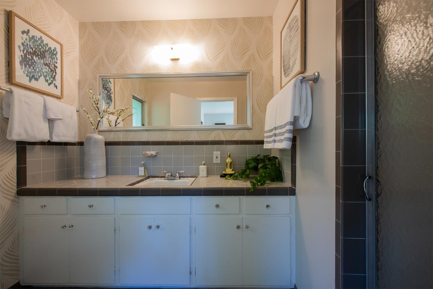 Detail Gallery Image 22 of 34 For 660 Torwood Ln, Los Altos,  CA 94022 - 3 Beds | 2/1 Baths
