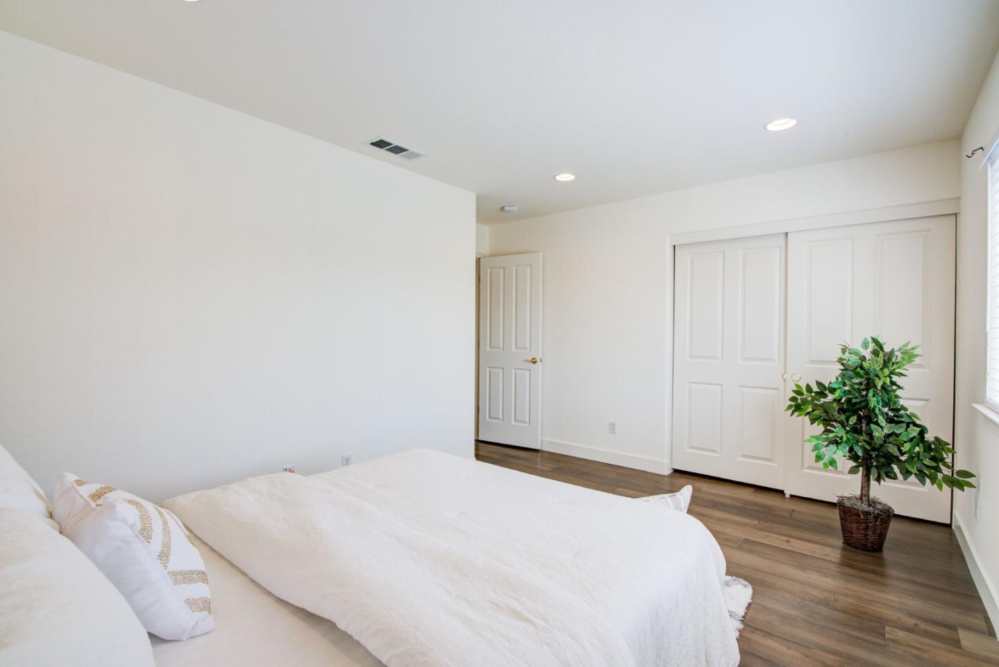 Detail Gallery Image 46 of 67 For 949 Mouton Cir, East Palo Alto,  CA 94303 - 4 Beds | 2/1 Baths