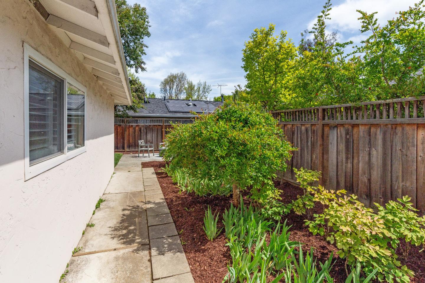 Detail Gallery Image 13 of 17 For 2391 Carmel Dr, Palo Alto,  CA 94303 - 4 Beds | 2 Baths