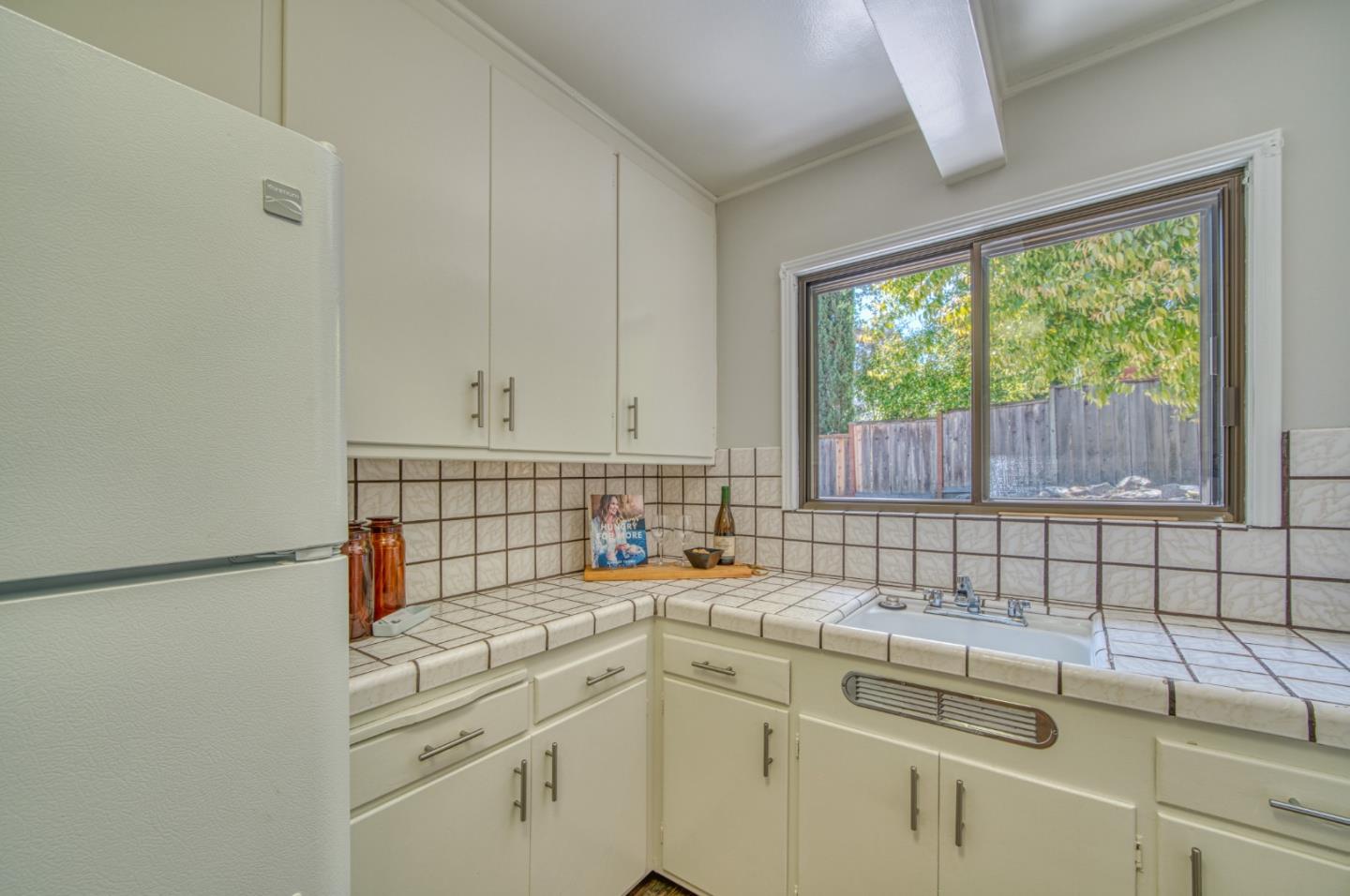 Detail Gallery Image 10 of 34 For 172 Garnet Ave, San Carlos,  CA 94070 - 3 Beds | 2 Baths