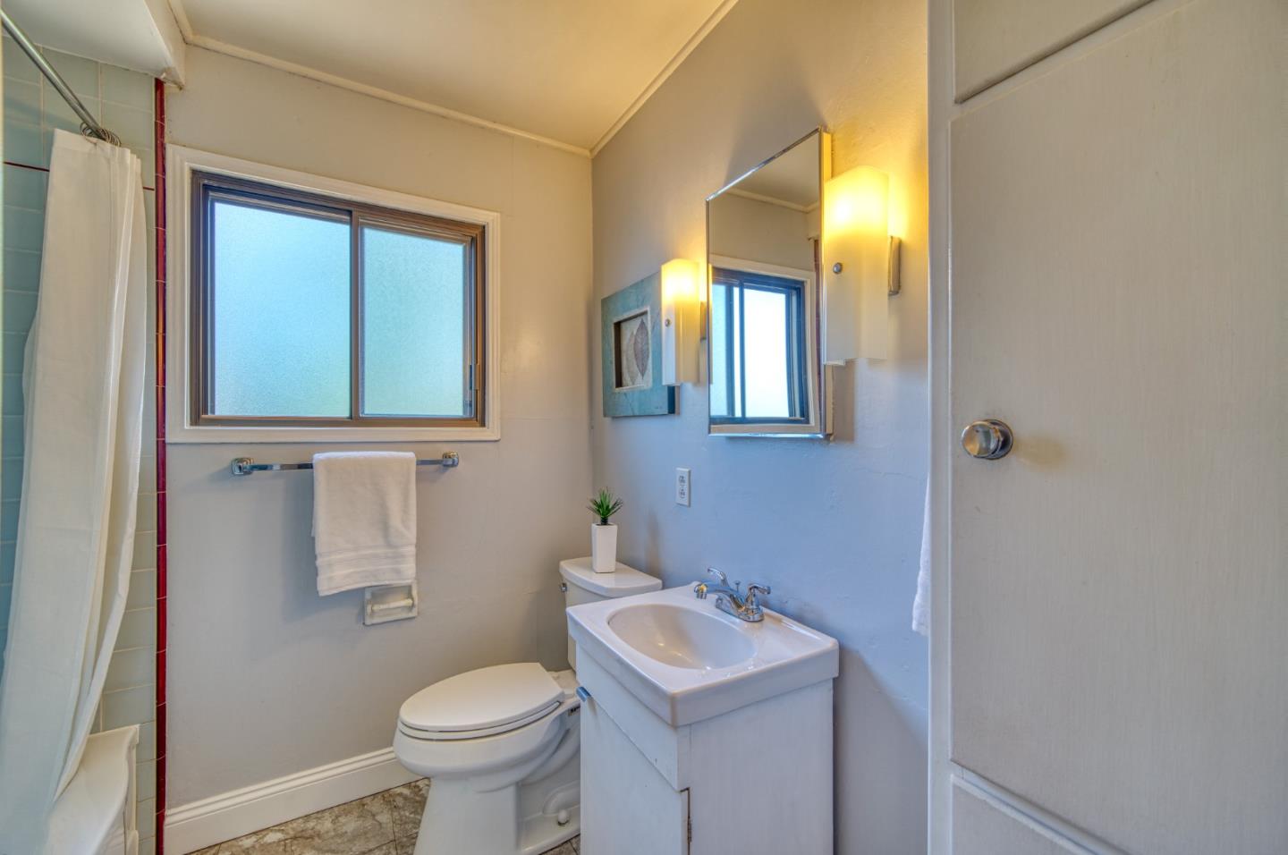 Detail Gallery Image 16 of 34 For 172 Garnet Ave, San Carlos,  CA 94070 - 3 Beds | 2 Baths