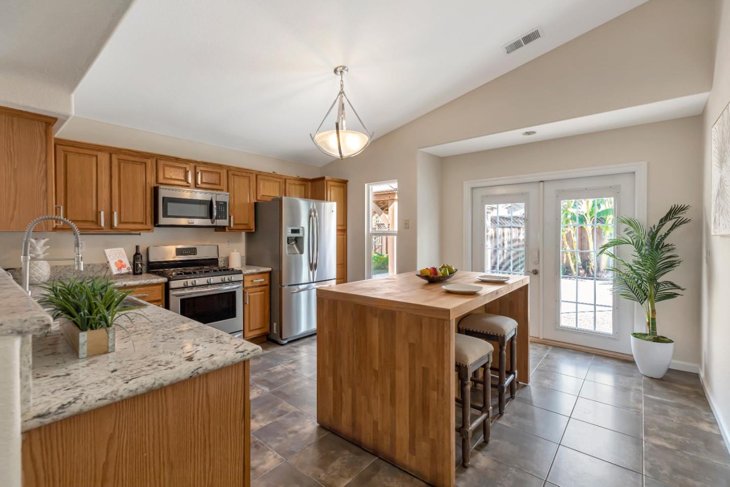 Detail Gallery Image 9 of 57 For 181 San Tropez Dr, Hollister,  CA 95023 - 3 Beds | 2 Baths