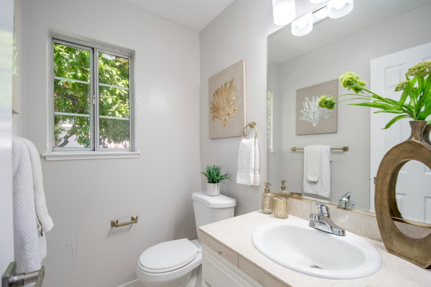 Detail Gallery Image 8 of 42 For 445 Bella Corte, Mountain View,  CA 94043 - 3 Beds | 2/1 Baths