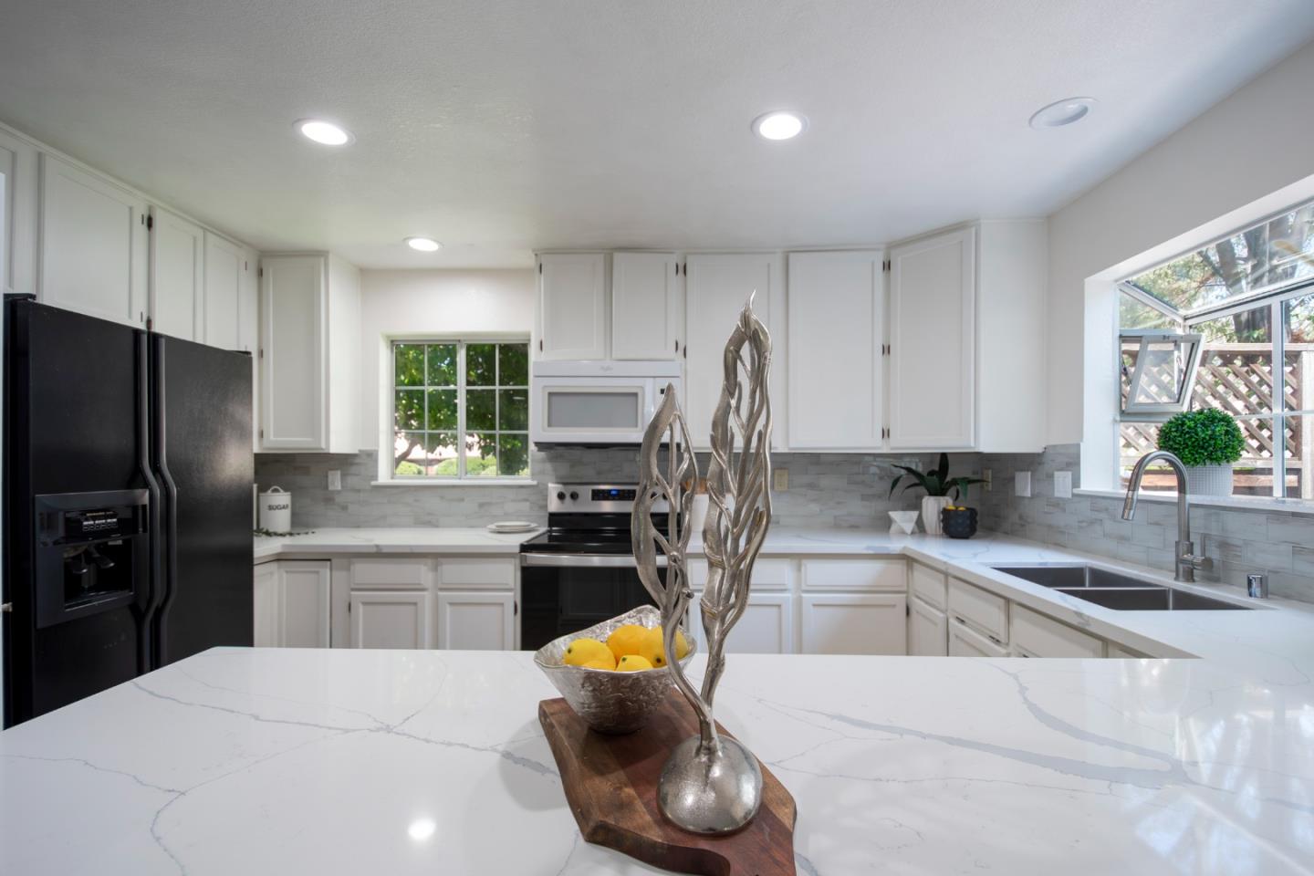 Detail Gallery Image 9 of 42 For 445 Bella Corte, Mountain View,  CA 94043 - 3 Beds | 2/1 Baths