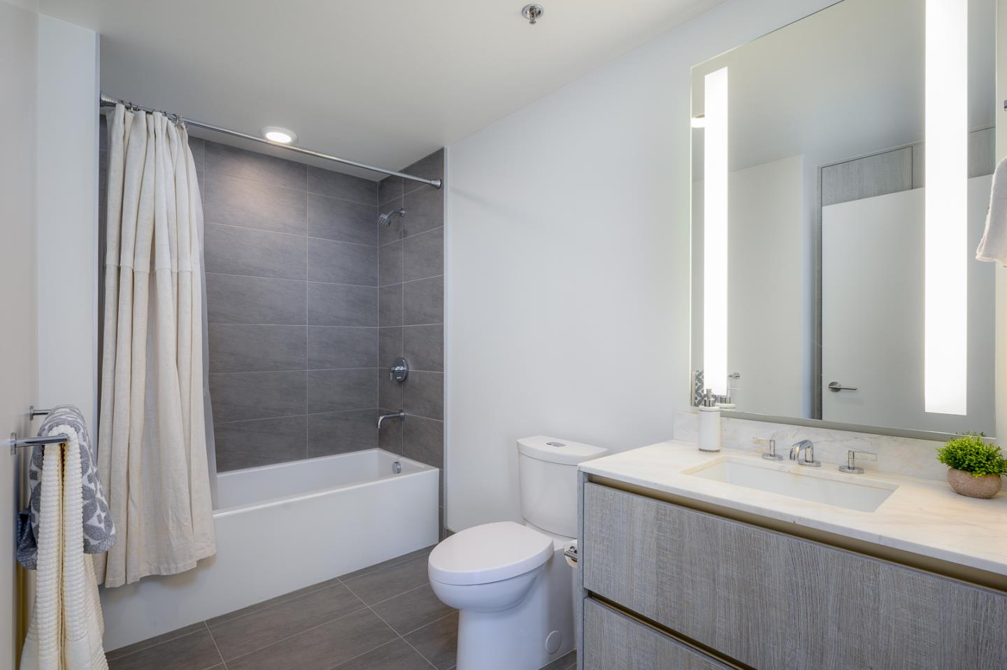 Detail Gallery Image 11 of 29 For 201 Folsom St 23f,  San Francisco,  CA 94105 - 2 Beds | 2 Baths