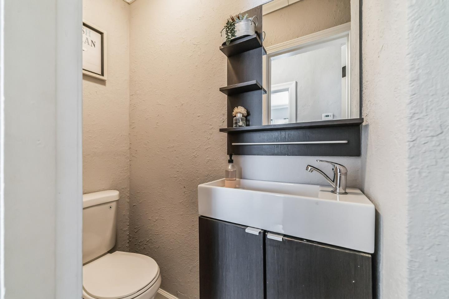 Detail Gallery Image 10 of 44 For 1531 77th Ave, Oakland,  CA 94621 - 4 Beds | 2/1 Baths