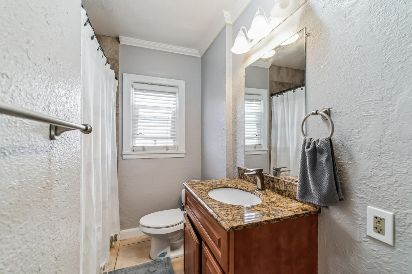 Detail Gallery Image 18 of 44 For 1531 77th Ave, Oakland,  CA 94621 - 4 Beds | 2/1 Baths