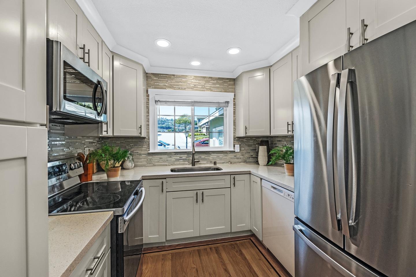 Detail Gallery Image 12 of 33 For 1220 Claremont Dr, San Bruno,  CA 94066 - 3 Beds | 2 Baths