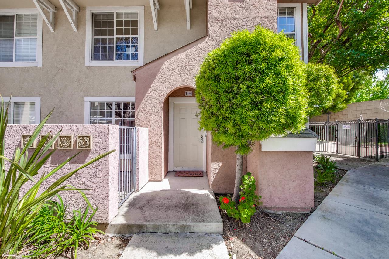 Detail Gallery Image 1 of 25 For 627 E El Camino Real #104,  Sunnyvale,  CA 94087 - 2 Beds | 2/1 Baths